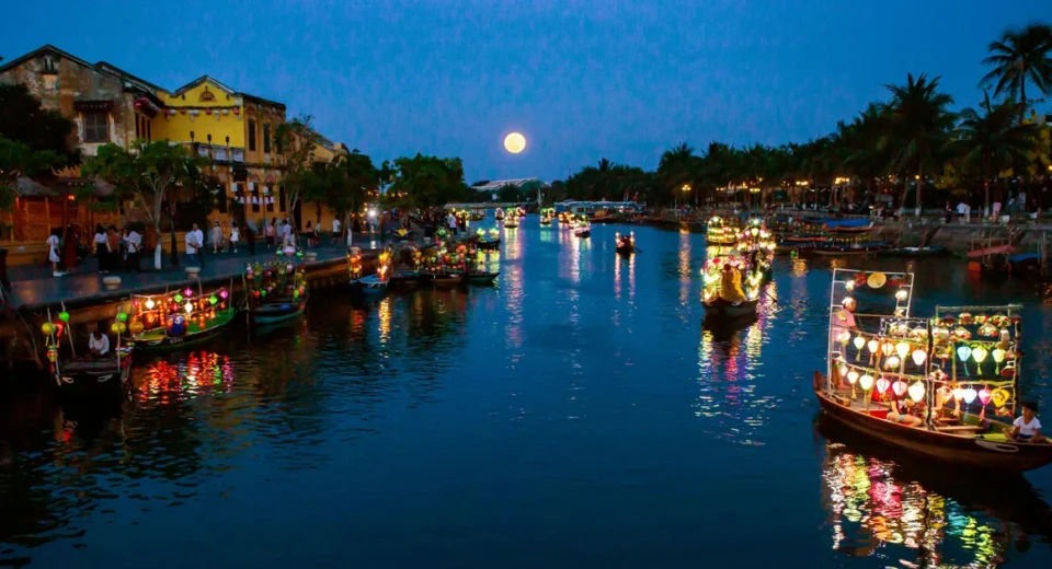 Best time lantern boat Hoi An with glowing lanterns on Thu Bon River at night