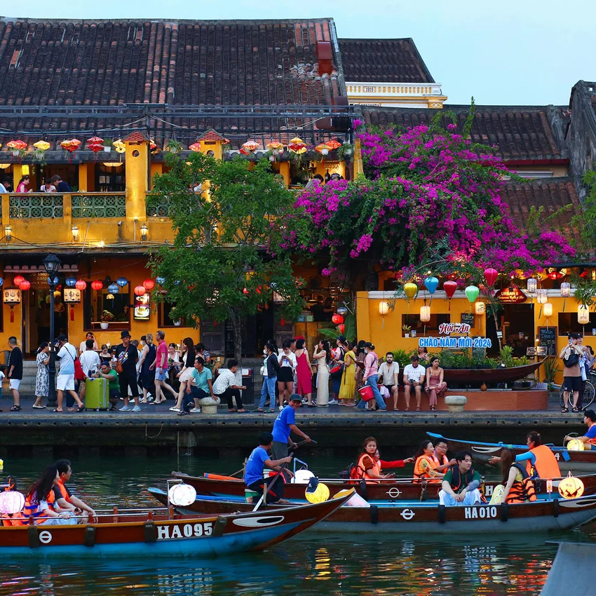hoi an old town lanterns at night with glowing streets