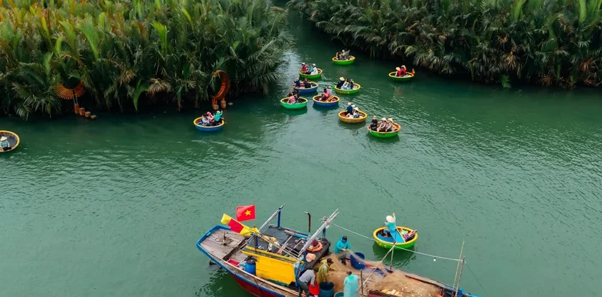 cam thanh coconut tour with basket boat in hoi an coconut forest