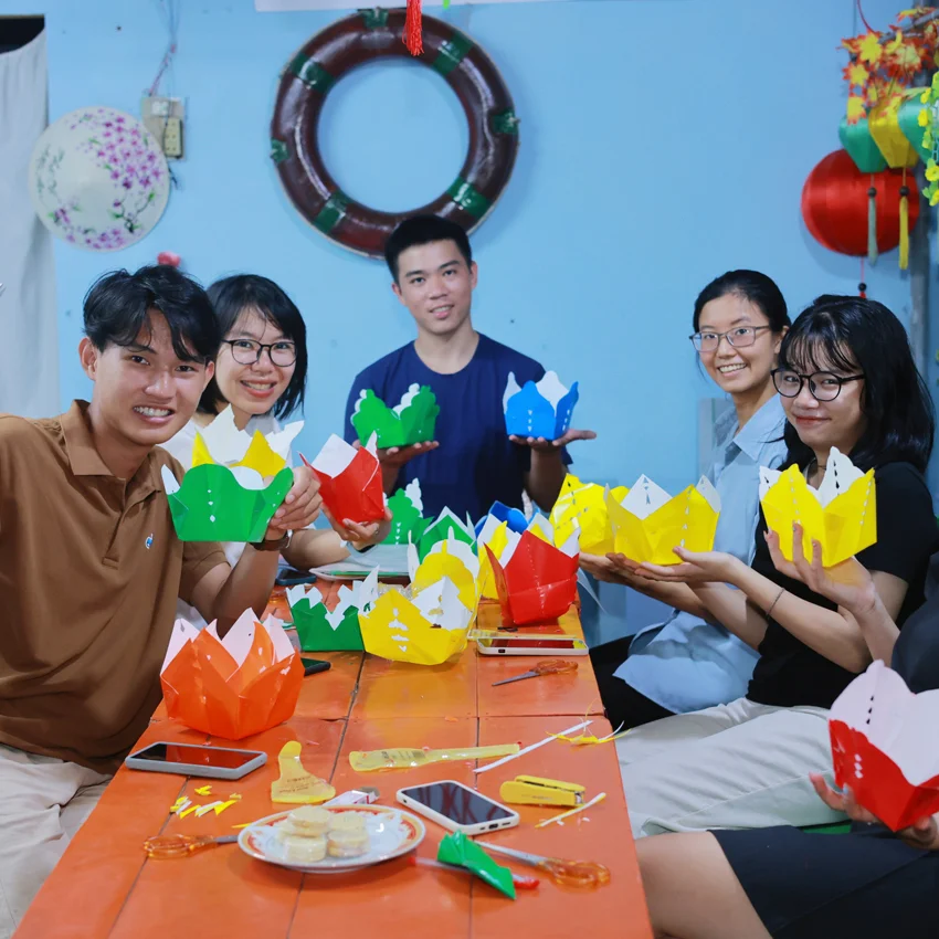 hoi an lantern making class with handmade silk lanterns