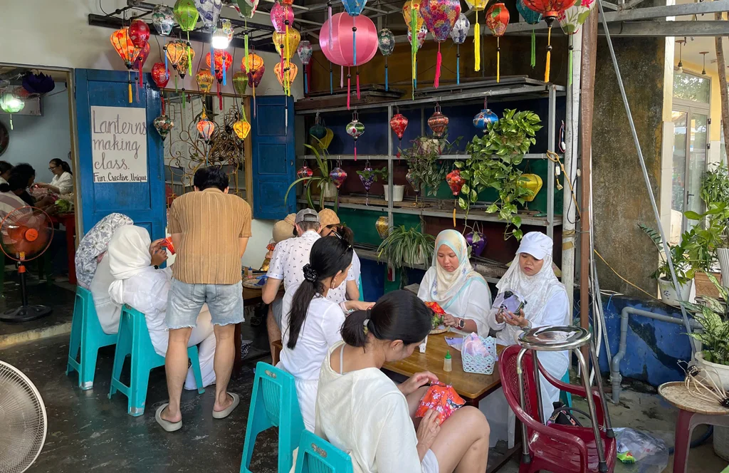 Hoi An lantern making workshop with local artisan Le Le
