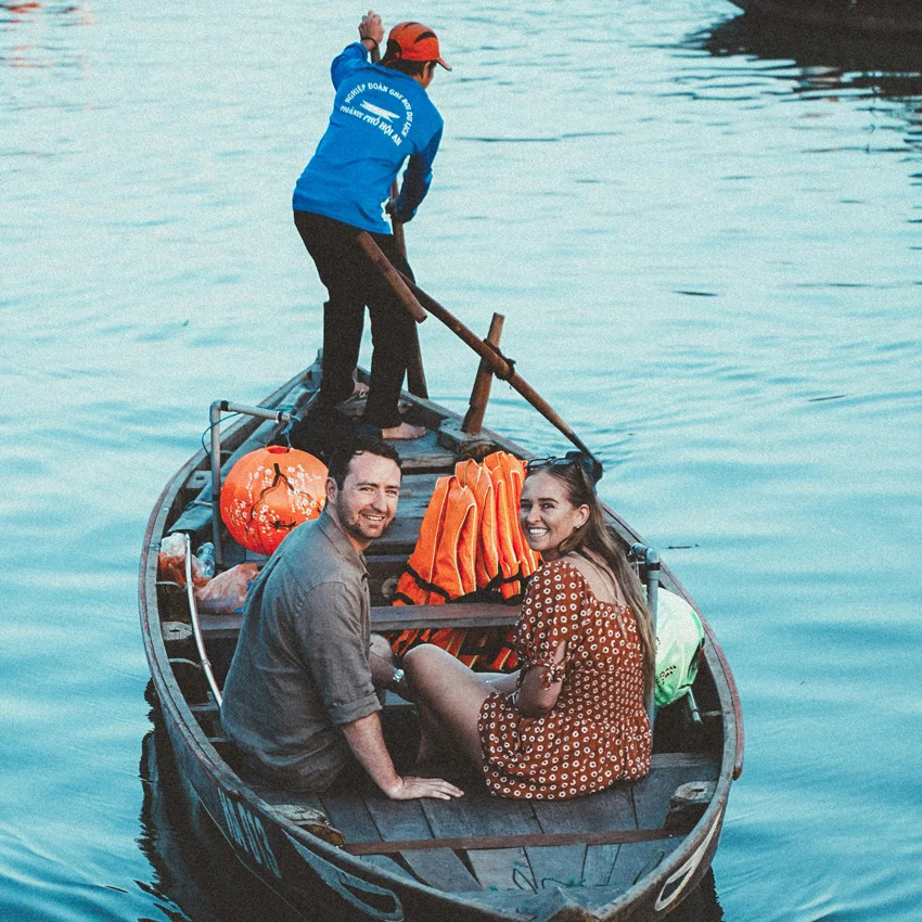 hoi an lantern boat ride couple floating lanterns