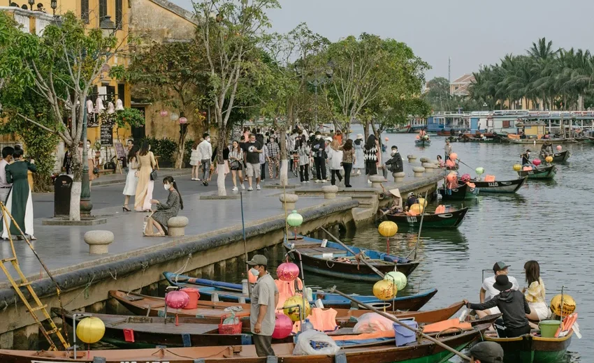 Hoi An lantern boat at night on Thu Bon River with glowing lanterns