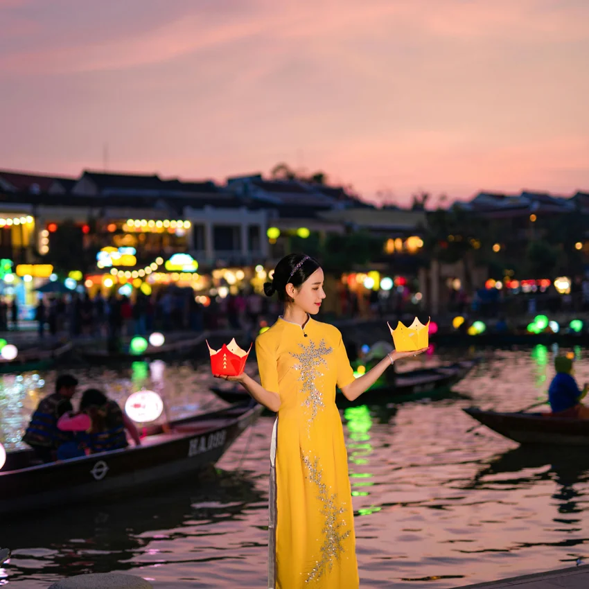 tourists boarding lantern boat in Hoi An river at night