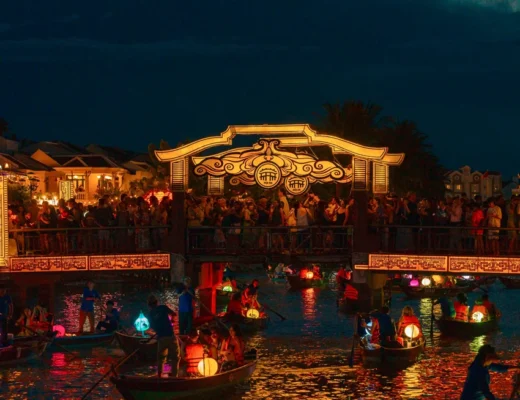 private lantern boat ride for couple in Hoi An river