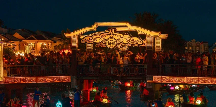 private lantern boat ride for couple in Hoi An river