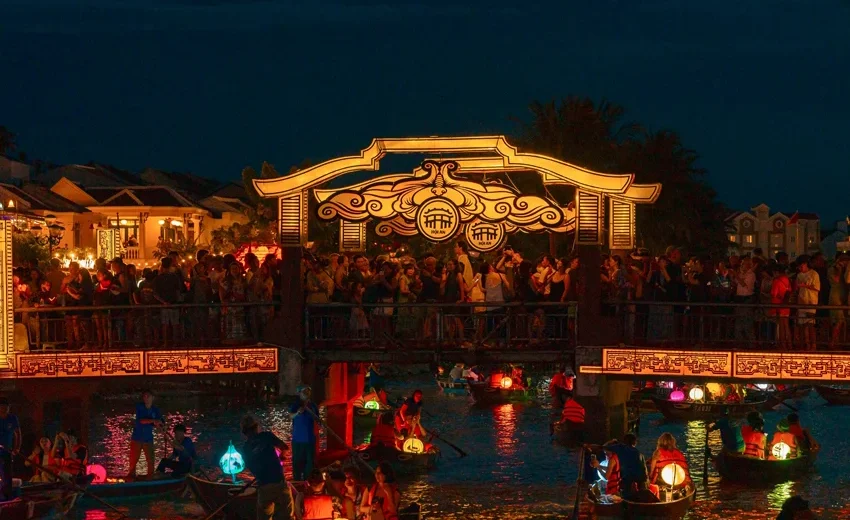 private lantern boat ride for couple in Hoi An river