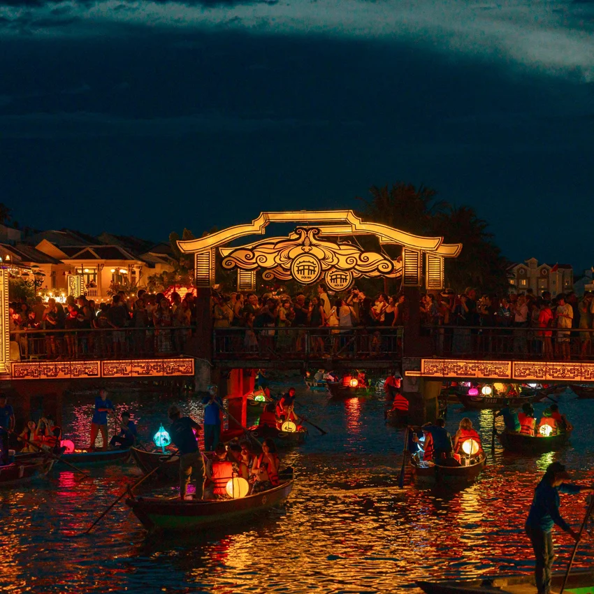 private lantern boat ride for couple in Hoi An river