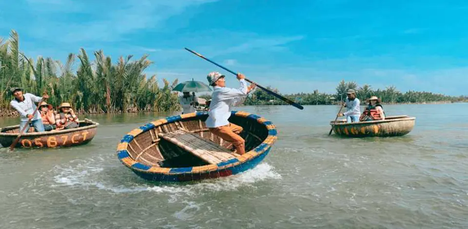 basket boat spinning show experience in Hoi An Vietnam