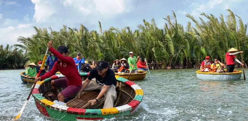 basket boat spinning show experience in Hoi An Vietnam