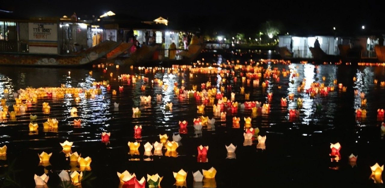 hoi an lantern boat price in Hoi An Vietnam