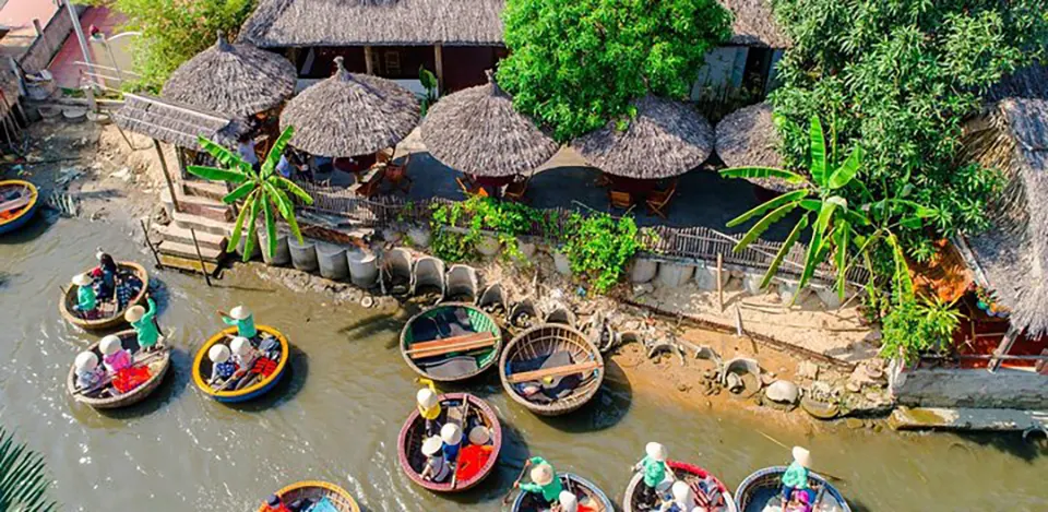 paddle boat vs basket boat in hoi an in Hoi An Vietnam